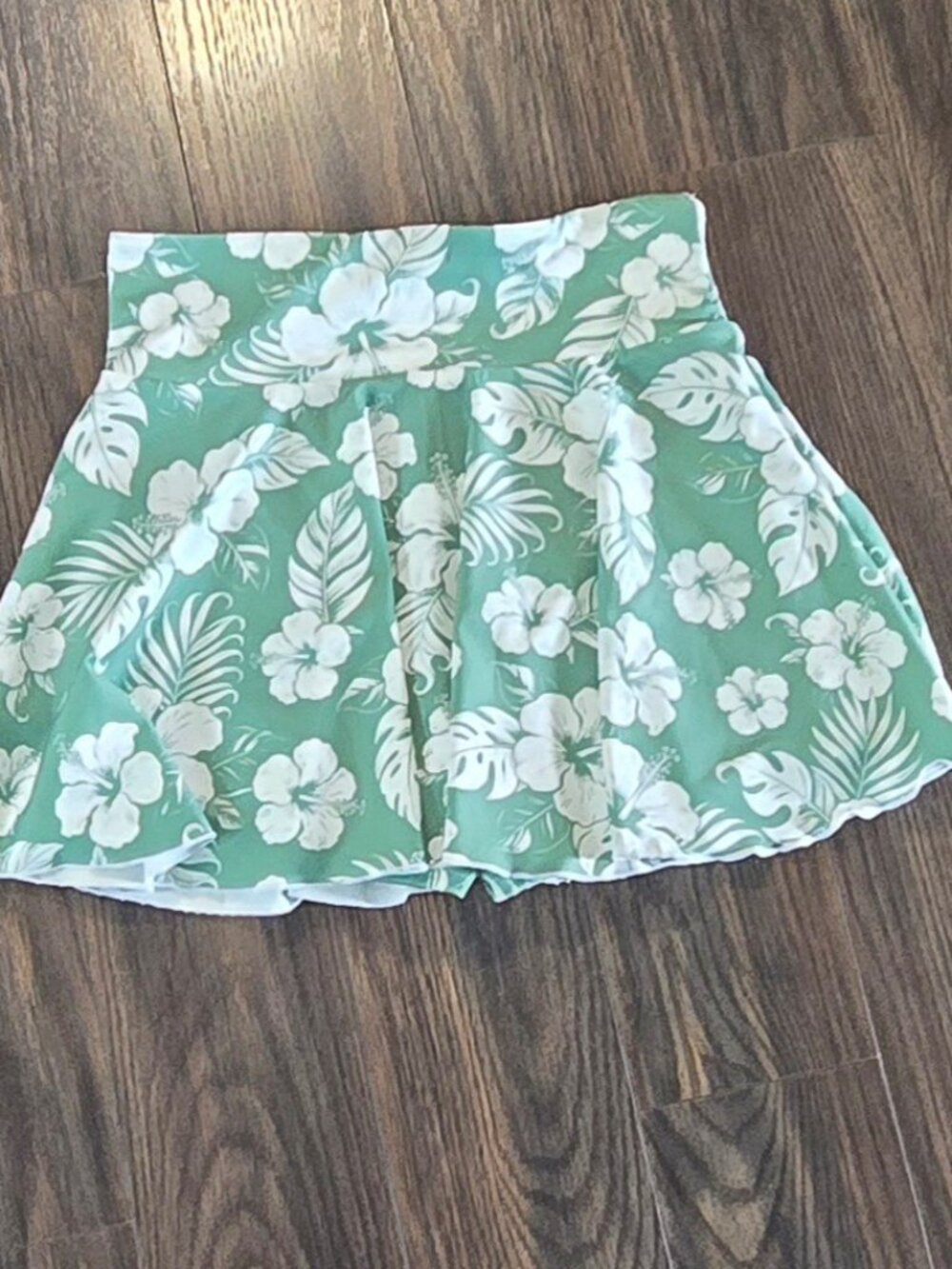 Athletic/Athleisure Green & White Tropical Floral Skort SIZE S